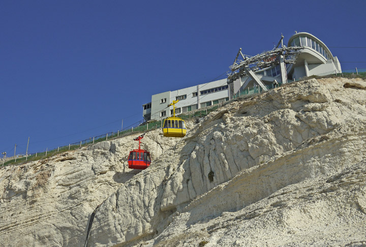 Teleférico de Rosh Hanikra, Israel: Liga a entrada do parque natural de Rosh Hanikra às grutas marítimas. Foi inaugurado em 1965 e se tornou uma das atrações mais populares de Israel. Com uma inclinação de 60°, é o teleférico mais íngreme do mundo.