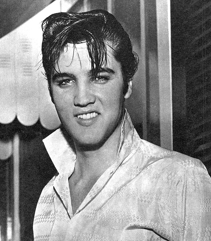Elvis Presley (1935 - 1977) - O Rei do Rock não poupava calorias e era adepto das comidas tradicionais americanas como ovos com bacon, hambúrgueres, frango frito e purê de batatas. O astro também gostava de bolos de milho e geleia de uva.