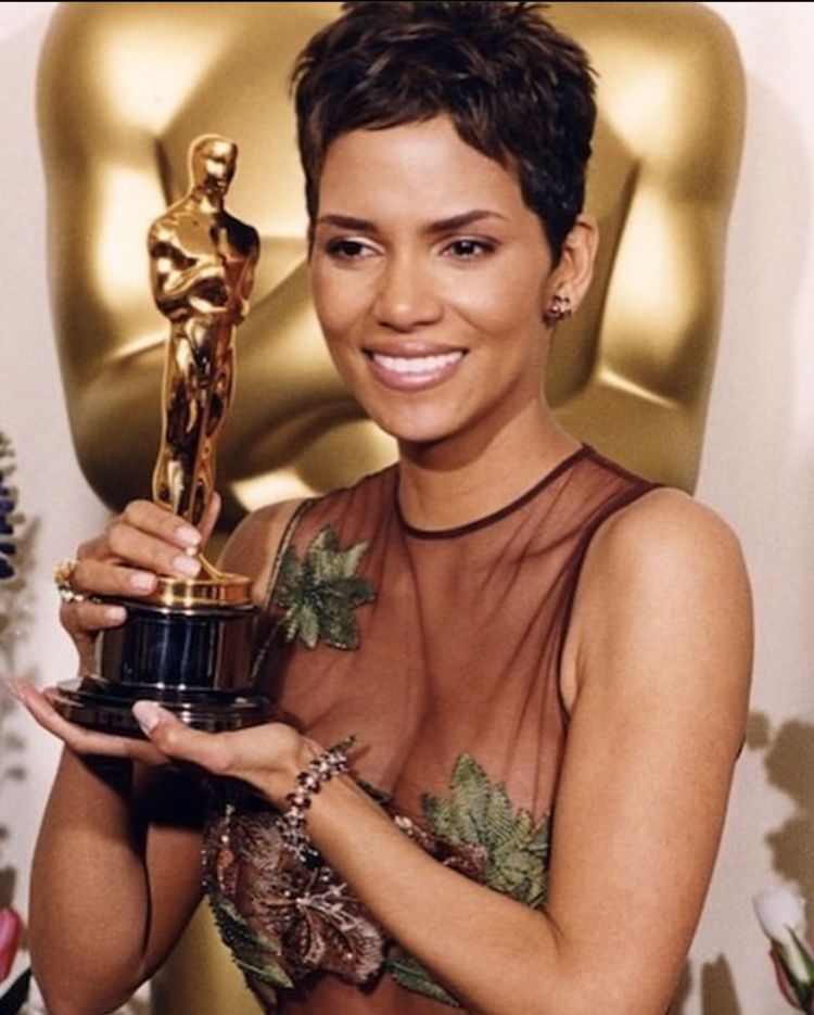 No mesmo ano, ela entrou para a história do cinema ao se tornar a primeira negra a vencer o Oscar de Melhor Atriz por “A Última Ceia”.
