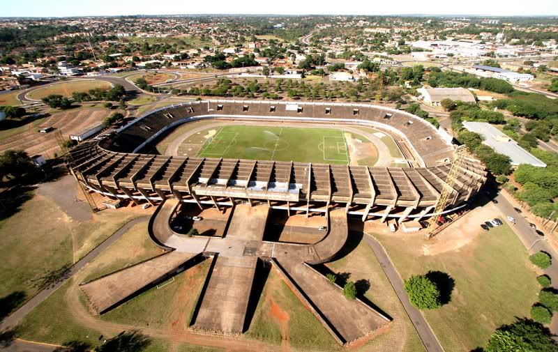 Antes mesmo desse caso, outro já havia chamado a atenção da mídia e das autoridades. Foi em 6/3/1982, no estádio “Morenão” (foto), em Campo Grande (MS), durante o jogo Operário x Vasco da Gama. 