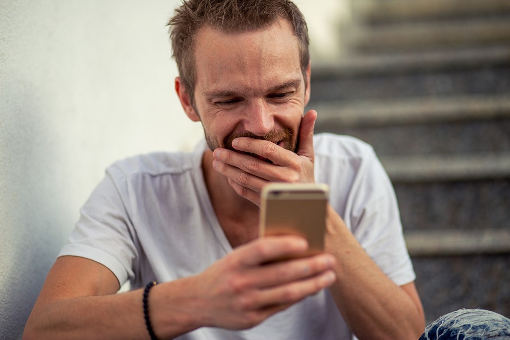Um quinto tópico está no convite de aniversário. Além da confecção em papel e dos gastos com correio, gastava-se muito tempo para entregar. Agora, é tudo através do WhatsApp, bem como convites para casamento ou apenas uma noitada. 