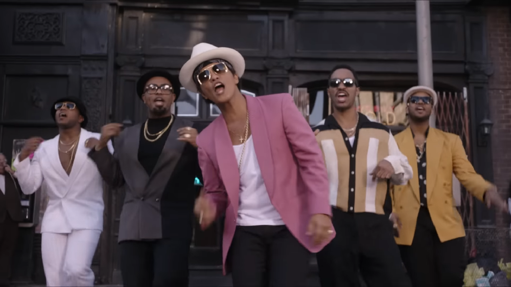 Outro sucesso da carreira do cantor havaiano é o single “Uptown Funk”, lançado em 2016, em parceria com Mark Ronson. A música venceu dois prêmios Grammy: Melhor Colaboração Pop Solo e Gravação do Ano.
