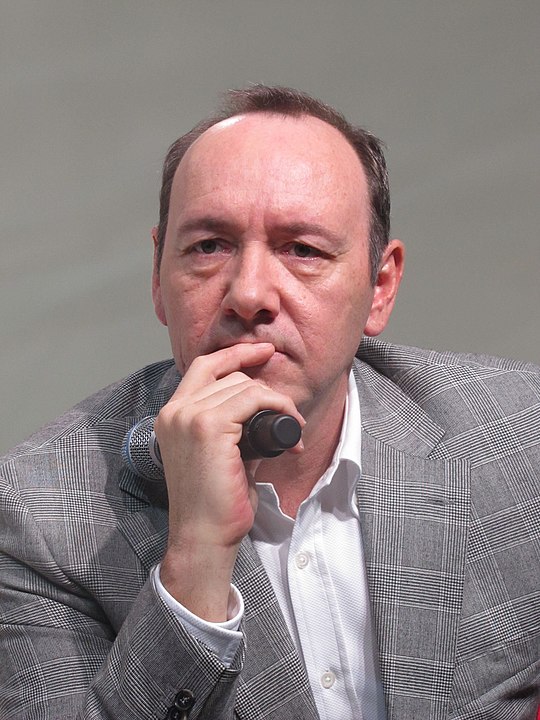 A acusaÃ§Ã£o mais grave partiu do quarto denunciante, um aspirante a ator, que alegou ter tido uma breve interaÃ§Ã£o com Spacey em uma produÃ§Ã£o teatral e, posteriormente, entrou em contato com ele buscando conselhos sobre sua carreira. 