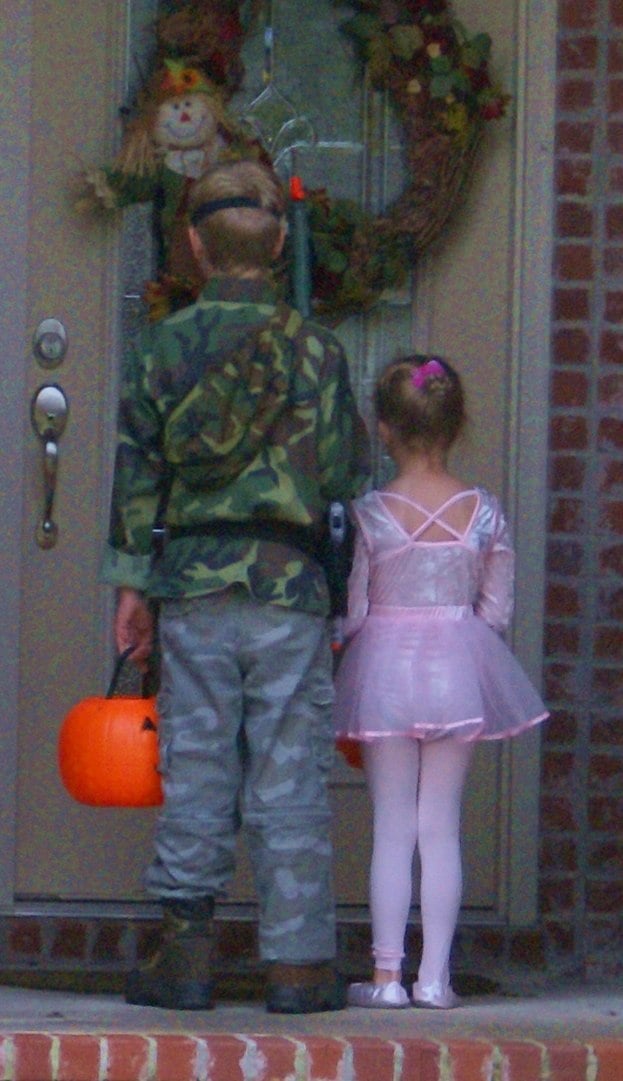 Em diversos países, numa das atividades populares de Halloween, crianças batem nas casas e perguntam: 