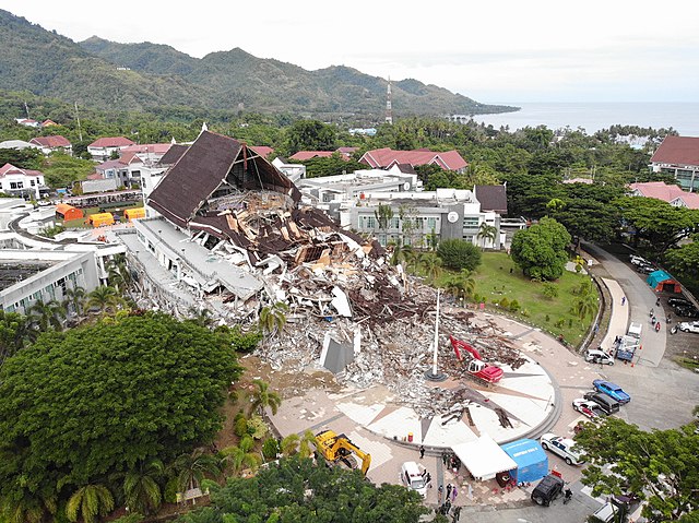 Em 17/1/2021, mais de 70 pessoas morreram, 740 ficaram feridas e quase 28 mil tiveram que sair de casa, após destruição causada por terremoto na província de Sulawesi. 