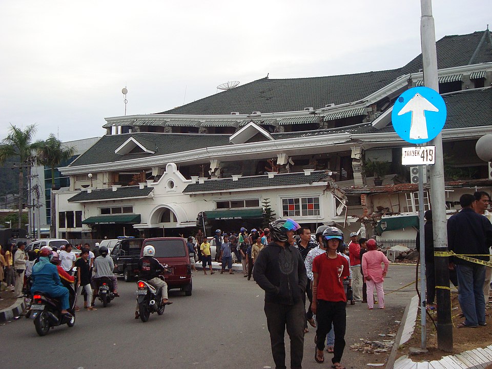 Já em relação aos terremotos - provocadas pela ação das placas tectônicas - há quem estime em cerca de 5 mil por ano, embora, claro, a maioria seja de pequena magnitude.  