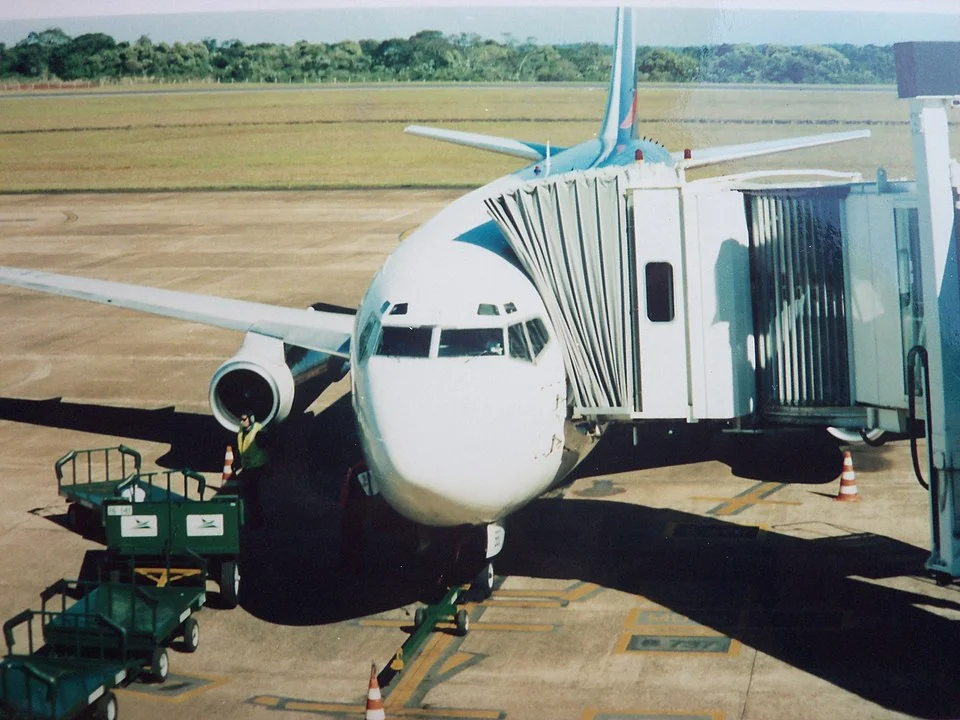 O outro é o Aeroporto Internacional Cataratas del Iguazú, na cidade de Puerto Iguazú. Entre as companhias aéreas locais está a Aerolíneas Argentinas, com rotas para o Rio de Janeiro. -Mbusin wikimedia commons 