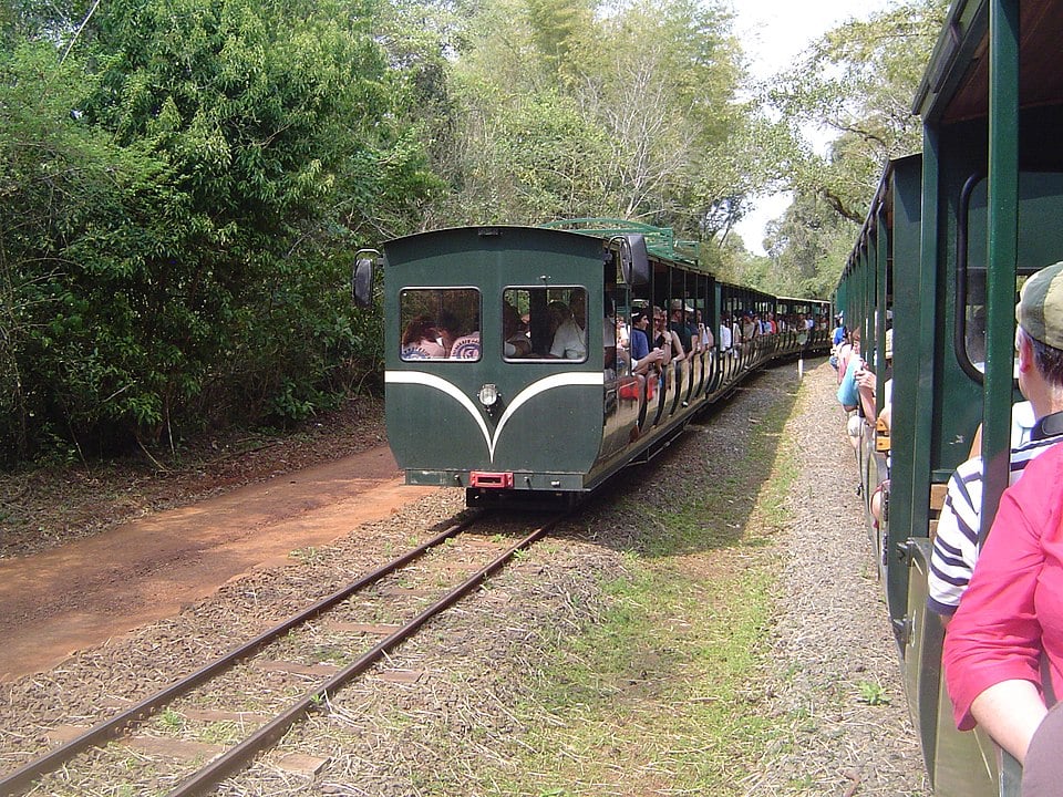 No lado argentino, muitos vão até as cataratas no Trem Ecológico, que percorre 14 km, durante 25 minutos. Dez minutos da estação central até a estação Cataratas e depois 15 minutos até a Garganta do Diabo. -Alejandro Alba wikimedia commons 
