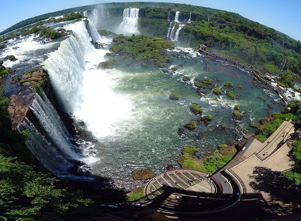 Além do Rio de Janeiro, 007: Contra o Foguete da Morte teve cenas gravadas nas Cataratas do Iguaçu, no Paraná, usadas na sequência em que Bond escapa de barco. A produção aproveitou as quedas-d’água na fronteira entre Brasil e Argentina para compor uma das cenas de ação do longa.
