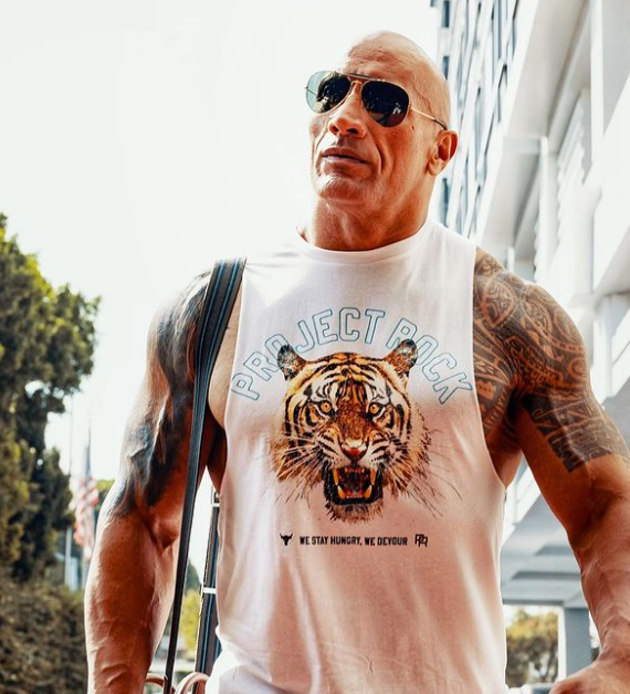 Dwayne 'The Rock' Johnson fica baixinho ao lado de jogador de basquete  chinês - Famosos - Extra Online