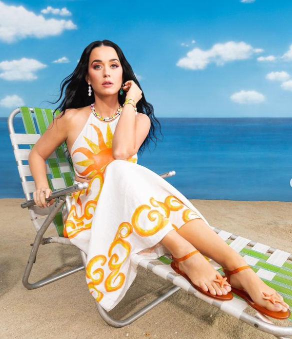 Katheryn Elizabeth Hudson, mais conhecida como Katy Perry, nasceu em Santa Bárbara, Califórnia, em 25 de outubro de 1984. Ela é uma das artistas pop mais influentes do mundo, conhecida por seu estilo extravagante, performances enérgicas e uma série de hits.
-Reprodução Instagram
