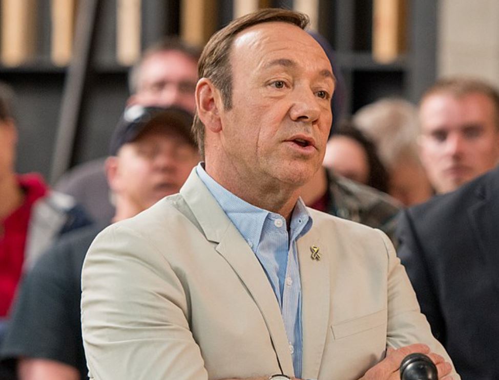 Atores de Hollywood publicaram mensagens a favor de Spacey defendendo que ele retorne aos filmes para se reerguer já que foi inocentado pelo júri. 