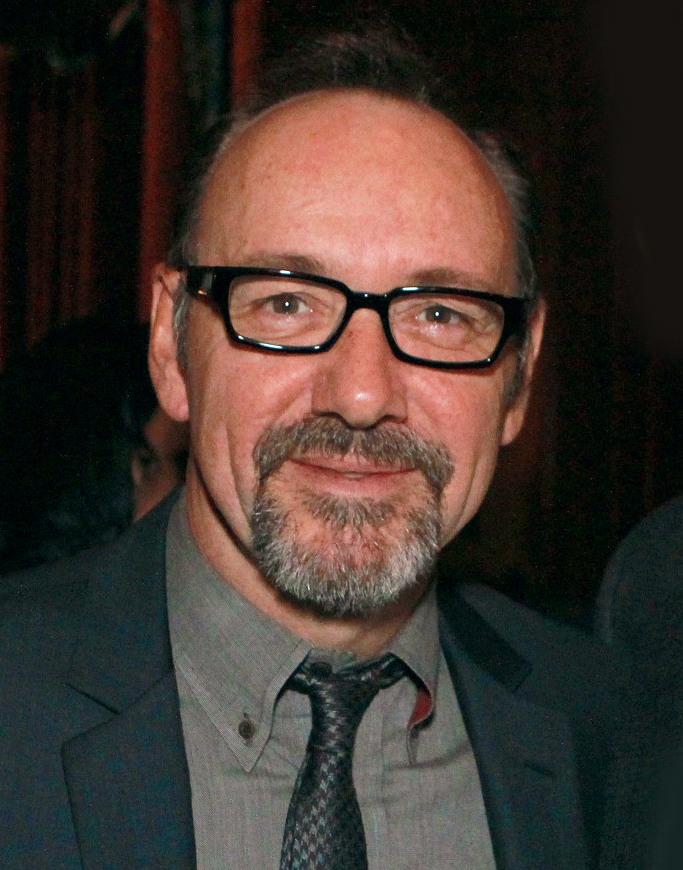 O  terceiro acusador mencionou que, durante uma festa na residência de férias do ator, Spacey  o abraçou, beijou seu pescoço e agarrou sua virilha, enquanto o instruía a 