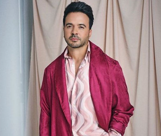 Luis Fonsi: Nascido em San Juan, o cantor ganhou projeção internacional com suas baladas românticas. Em 2017, lançou “Despacito”, em parceria com Daddy Yankee, um dos maiores sucessos da música latina. 