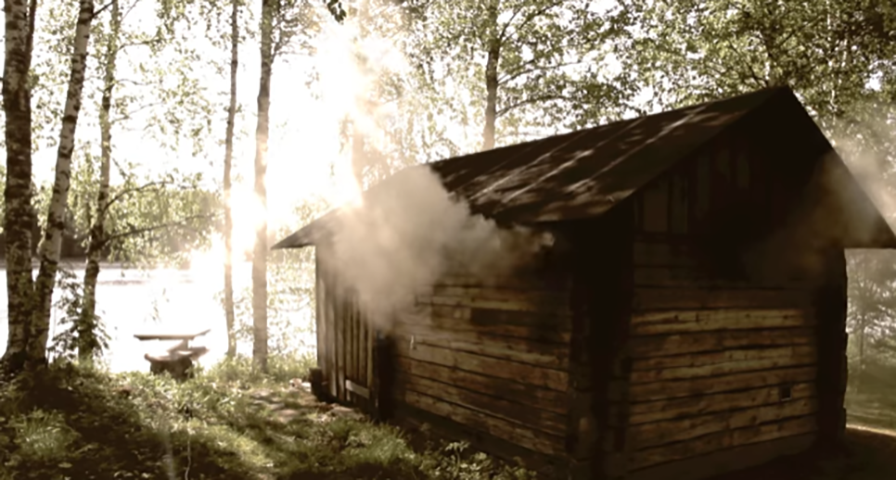 A imagem da fumaça saindo pela cabana da sauna é um convite para aproveitar a temperatura elevada num país dominado pelo frio intenso. -Reprodução YouTube Canal Mikko Niemi