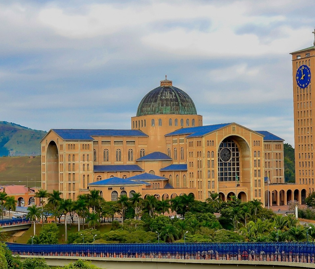 A basílica de Aparecida é a maior Igreja Mariana do mundo, com capacidade de acolher de 30.000 a 45.000 pessoas em seu interior. A construção do santuário começou em 11 de novembro de 1955.