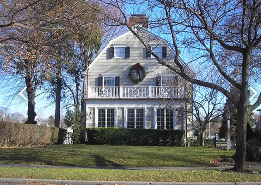 Amityville é uma pequena vila em Nova York (EUA) e se tornou famosa devido a um incidente paranormal que supostamente ocorreu em uma casa nesta vila. O caso mais notório é conhecido como o 