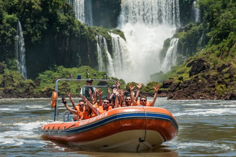 Muitos gostam de fazer os passeios de barco, perto das quedas d'água, que seguem uma série de normas de segurança. -Divulgação ICMBio governo federal 