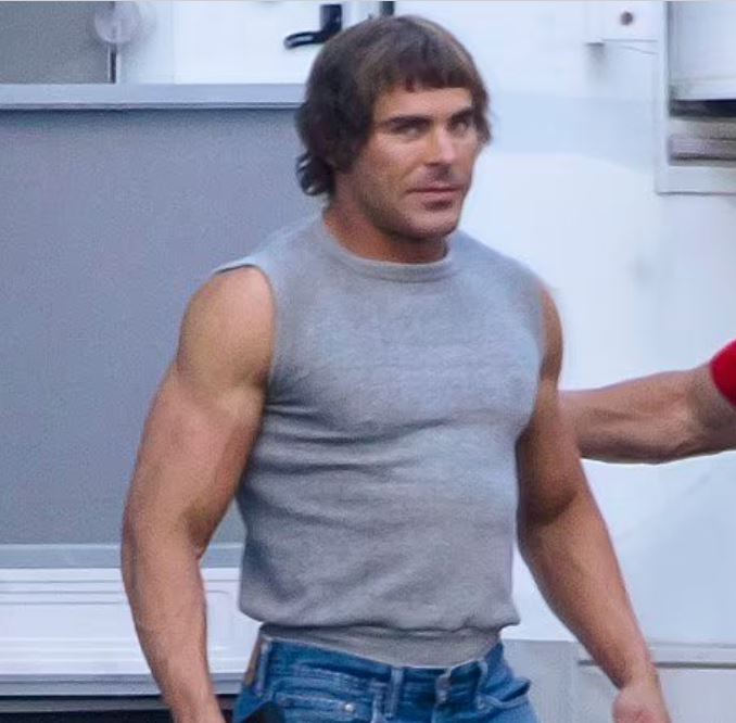 Em novembro de 2022, o ator Zac Efron chamou atenção com uma aparência bem diferente da que conquistou os fãs. Ele adotou um cabelo com franjinha e apareceu bombado, com muitos músculos para as filmagens de "The Iron Claw".