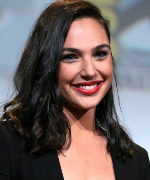 Gal Gadot – Antes de estrear como atriz, Gadot se formou em biologia, trabalhou no Burger King e foi babá. A atuação surgiu após trabalhos como modelo e concursos de beleza.