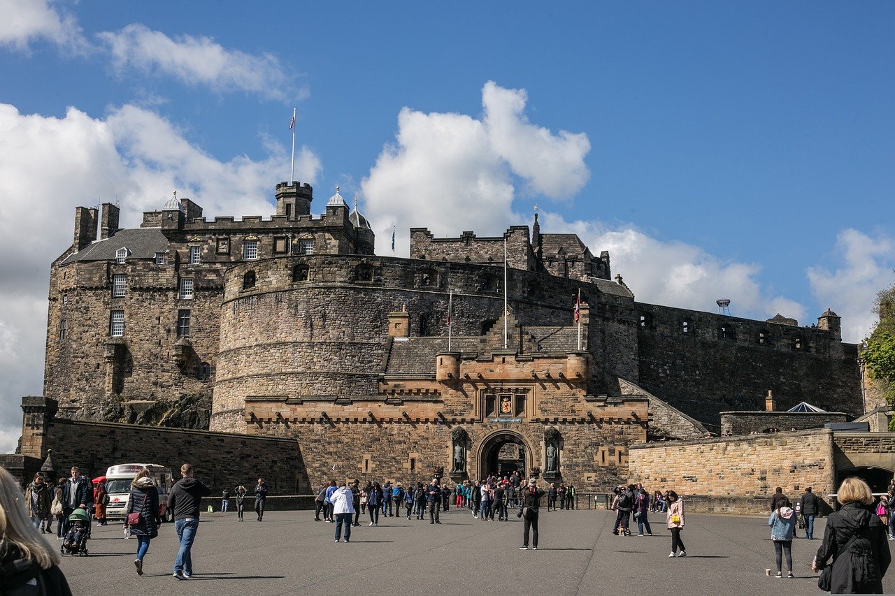 Castelo de Edimburgo - Edimburgo, Escócia - Fica no topo de um rochedo, com vista para toda a cidade, e tem fama de mal-assombrado. É uma fortaleza do século XVI numa área onde a ocupação remonta ao século IX. -Eduardo Vieira por Pixabay 
