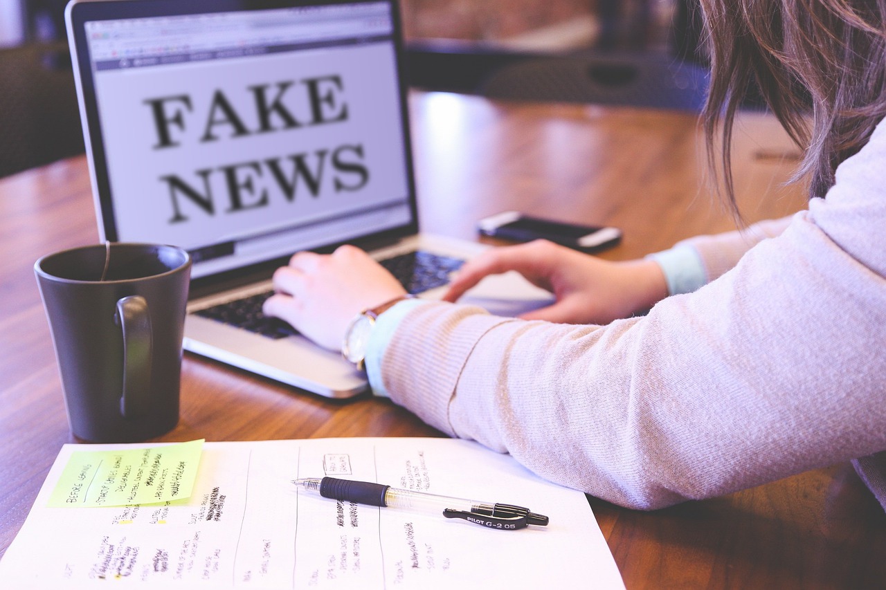 <p>Portugal (83%) e Brasil (80%) lideram em número de cidadãos que já receberam fake news. No entanto, os brasileiros são os que mais se preocupam com os impactos da desinformação, com 77% demonstrando inquietação.</p>
