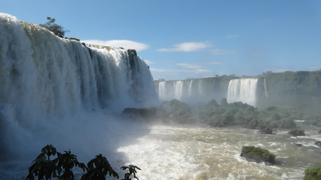 As quedas podem ser alcançadas, principalmente, a partir de duas cidades dos dois lados das cataratas: Foz do Iguaçu, no estado do Paraná, no Brasil, e Puerto Iguazú, na província de Misiones, Argentina.-Werner Sidler por Pixabay 