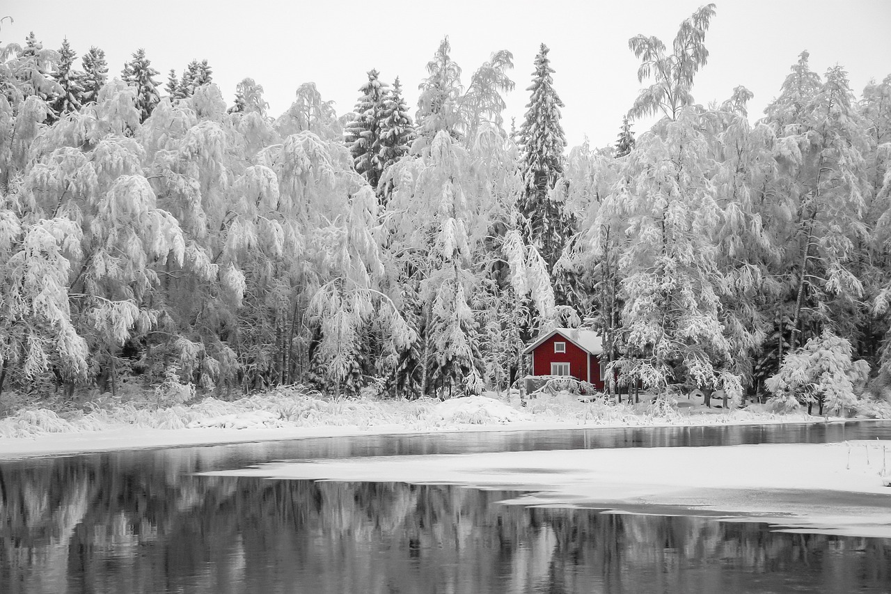 Na Finlândia, há quem entre na sauna e depois saia para pular no lago gelado rapidamente. Isso ocorre muito nos chalés erguidos no meio de florestas.  - Tapani Hellman por Pixabay 