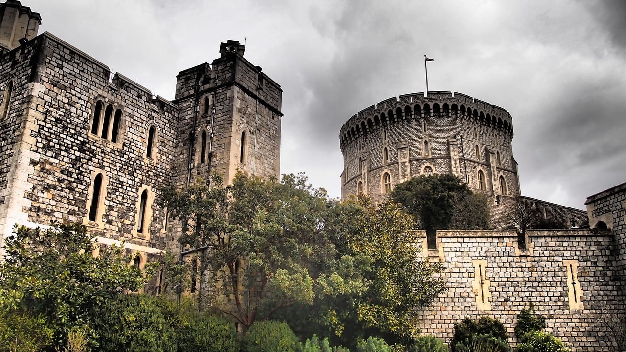 Alguns viraram museus históricos, outros são mantidos na forma original para visitação, e ainda há os que sirvam, até hoje, como residência de famílias da Realeza, com a aceitação popular, como ocorre com o Castelo de Windsor, ainda habitado,  na Inglaterra. -Andreas H. por Pixabay 