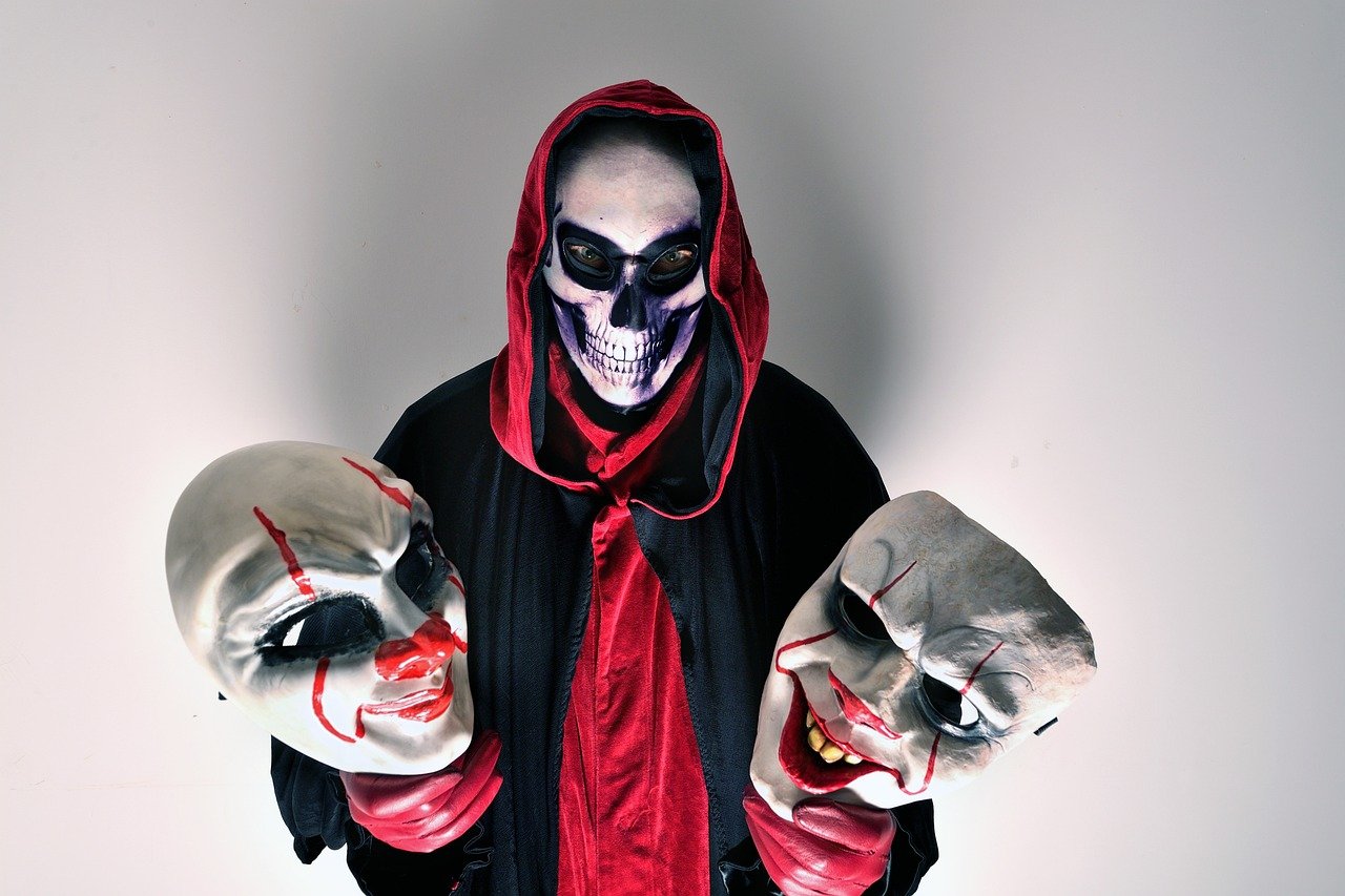 No Brasil, o Halloween é marcado principalmente por festas à fantasia e por decorações em estabelecimentos comerciais e restaurantes, com temática de monstros, vampiros, bruxas, entre outros. 