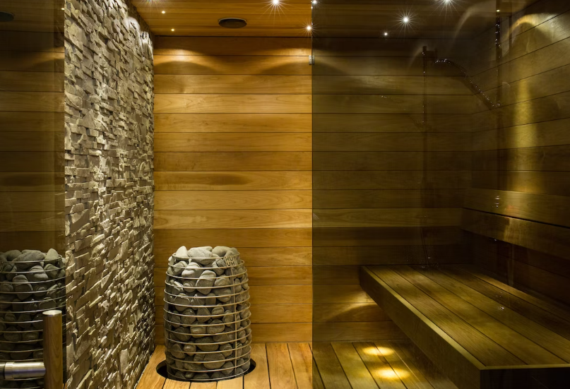 Em algumas saunas, é permitido comer e beber. Em outras, não. Muitos finlandeses gostam de assar salsichas no fogo. -Huum por Unplash