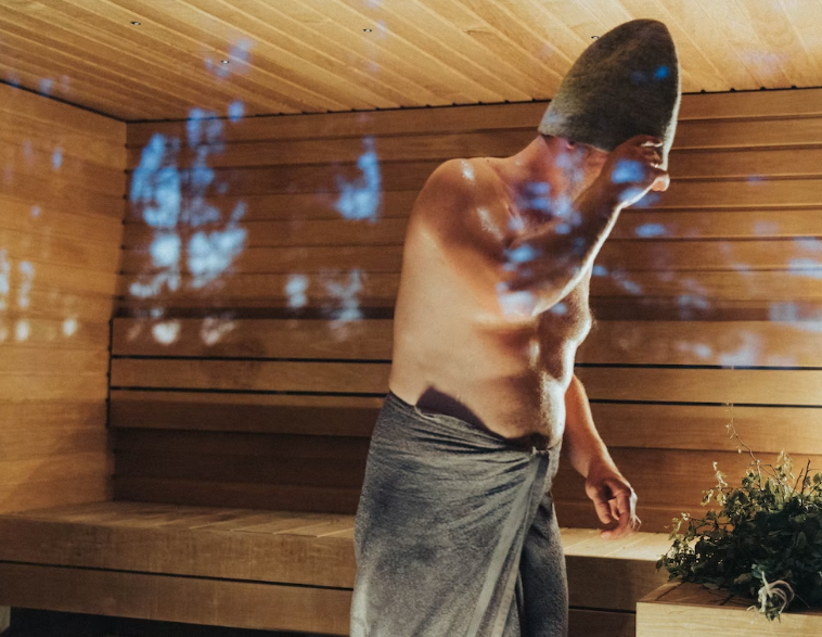 Pesquisas apontam que a sauna ajuda o sistema imunológico, previne contra resfriados e reduz o risco de doenças cardíacas .-Huum por Unplash