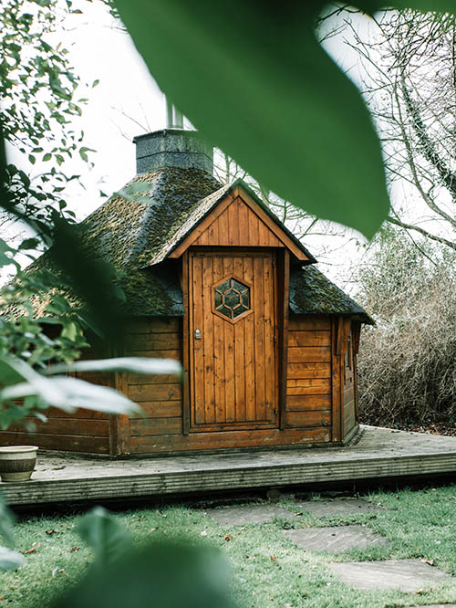 A sauna finlandesa tem pouca iluminação e estrutura bem simples, sem músicas ou cheiros artificiais. - Matt Seymour por Unplash