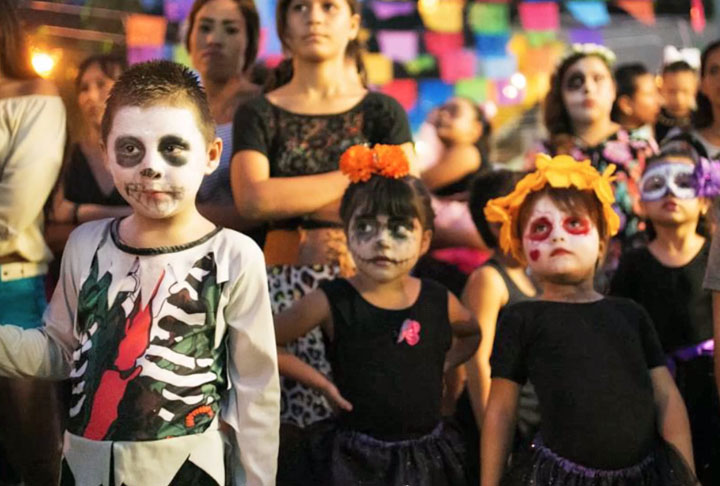 As crianças também participam da festa e aprendem desde cedo o significado da vida e da morte para a cultura regional. 