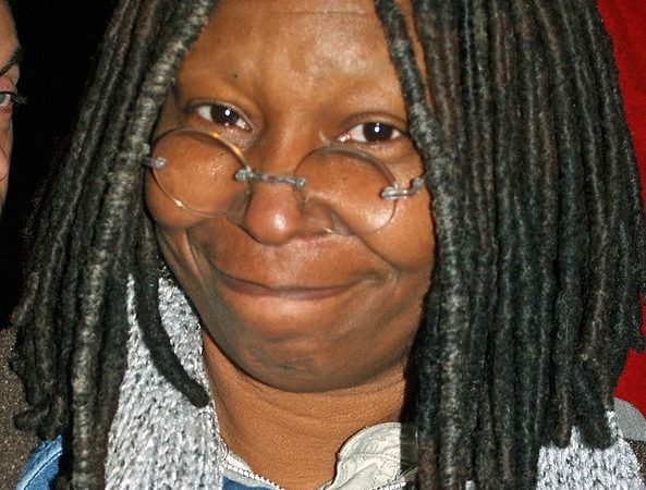 Whoopi Goldberg entrevista mulher de Bruce Willis e revela ajuda do ator no início da carreira