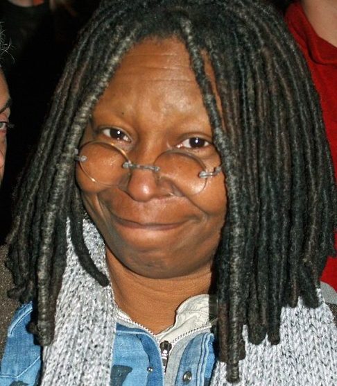 Whoopi Goldberg – Antes de se tornar uma atriz de sucesso, Goldberg trabalhou como garçonete, caixa de banco, maquiadora de cadáveres e pedreira. Sua carreira artística começou no teatro naturalmente evoluiu para o cinema.