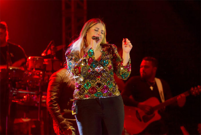 Marília Mendonça cantando