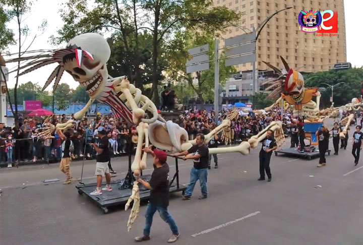Mazatlán - A 1.000 km da capital, fica no litoral oeste. Apresenta desfiles com carros alegóricos em forma de caveiras, pelas principais ruas da cidade. 