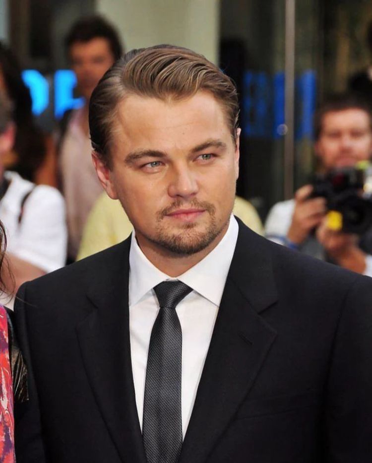 Leonardo DiCaprio (11/11/1974) ganhou o Oscar de Melhor Ator por "O Regresso" (2015) e foi indicado outras seis vezes. Seus papÃ©is icÃŽnicos incluem "Titanic" (1997), "O Lobo de Wall Street" (2013) e "Era uma Vez em... Hollywood" (2019).
