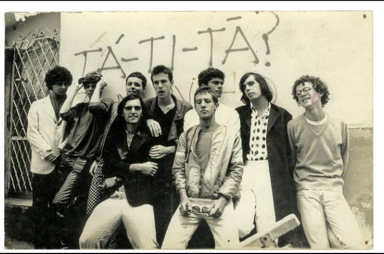 A formaÃ§Ã£o dos TitÃ£s passou por vÃ¡rias mudanÃ§as ao longo dos anos. A primeira foi composta por nove integrantes: Arnaldo Antunes, Branco Mello, Ciro Pessoa, Nando Reis, Paulo Miklos, SÃ©rgio Britto, AndrÃ© Jung, Marcelo Former e Tony Bellotto.