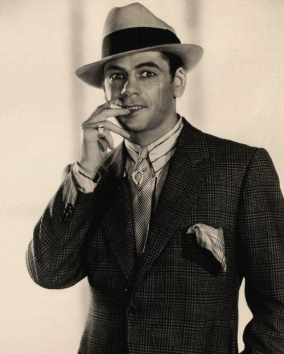  O filme dirigido por Brian de Palma e estrelado por Al Pacino fez tanto sucesso que fez muita gente esquecer que existiu um original, "Scarface: A Vergonha de uma Nação", lançado em 1932. Inclusive, há algum tempo vem sendo ventilado mais um remake de "Scarface".