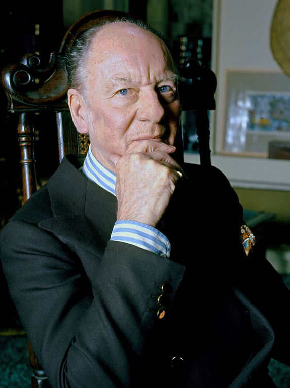 John Gielgud (1904-2000) - Além de diretor, ele também foi um dos atores britânicos de teatro mais importantes do século XX. Chegou aos quatro prêmios quando conquistou o Emmy em 1991 por seu papel na minissérie “Summer’s Lease”.