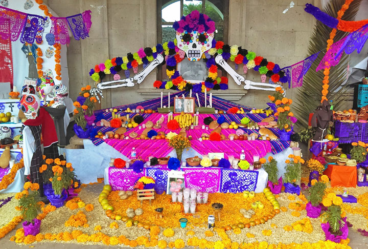 Nas casas, as pessoas montam altares com fotografias de parentes que já morreram e fazem oferendas: comidas e bebidas preferidas do morto. 