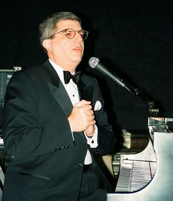 Marvin Hamlisch (1944-2012) - Foi um compositor e maestro norte-americano. Ele e Richard Rodgers foram os únicos  a vencerem o Pulitzer (prêmio dado na área do jornalismo, literatura ou composição musical), além dos quatro principais.