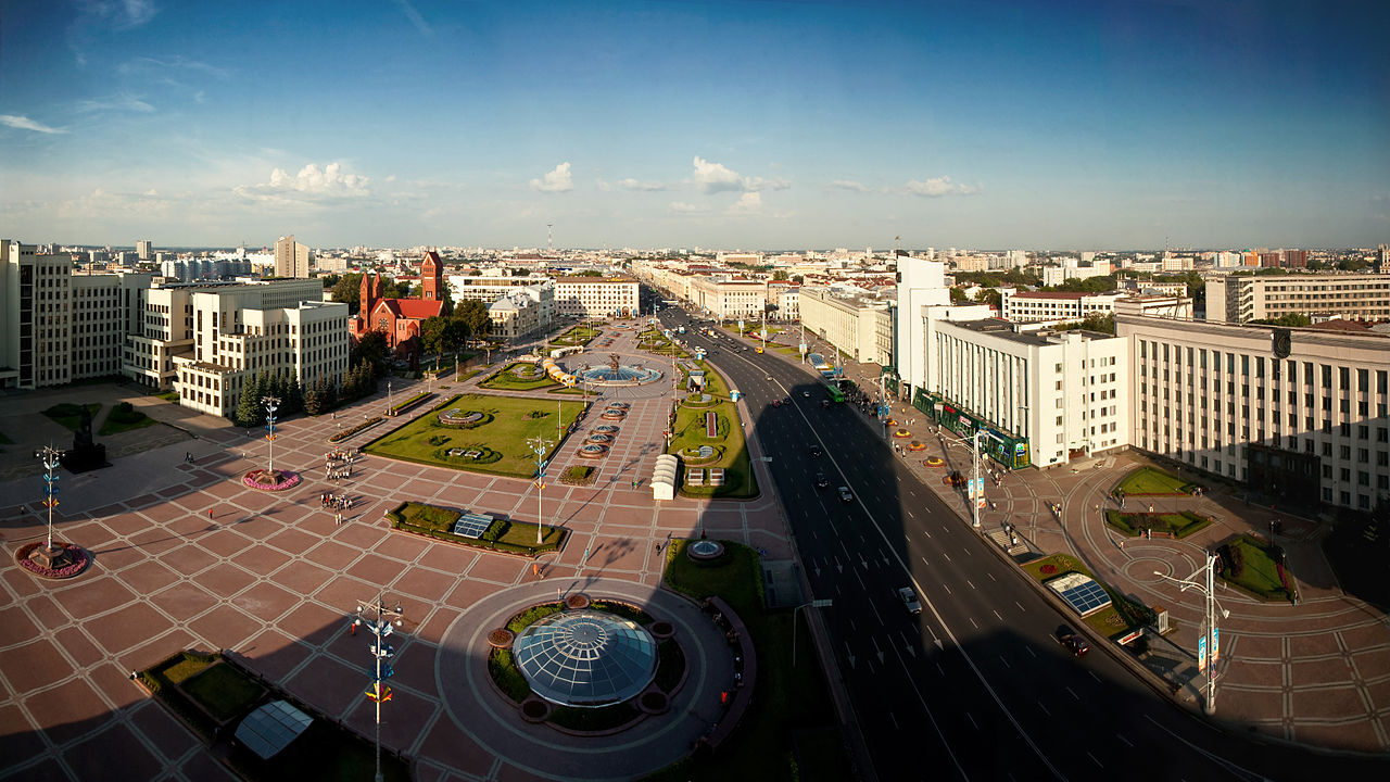 Minsk (BielorrÃºssia) â?? 1.902.500 habitantes. Capital bielorrussa, Minsk apresenta a PraÃ§a da IndependÃªncia, a Biblioteca Nacional e o Museu da Grande Guerra PatriÃ³tica, refletindo sua histÃ³ria e cultura.