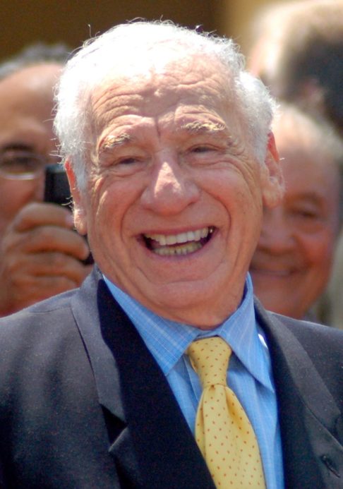 Mel Brooks -  98 anos - É uma das poucas pessoas a receberem os maiores prêmios do entretenimento, Oscar, Grammy, Emmy e Tony. Sua estreia no cinema foi em "The Producers", uma comédia de 1968 que escreveu e dirigiu, ganhando o Oscar de Roteiro Original.