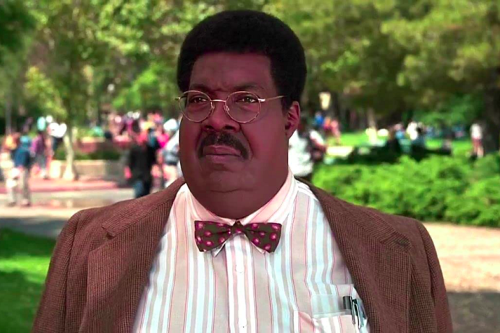 “O Professor Aloprado”, 1996 – No remake, Eddie Murphy interpreta vários personagens graças aos efeitos de maquiagem. A história segue um professor que cria uma fórmula para emagrecer e mudar a própria vida.