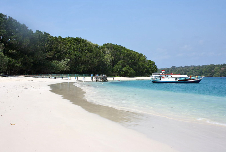 O terremoto aconteceu na Ilha de Java, a principal do país. Sozinha, a região tem cerca de 140 milhões de habitantes, quase metade do país. A cidade mais atingida foi Cianjur, com 170 mil moradores. 