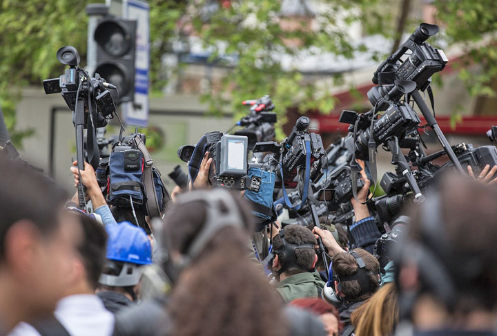 O curso tem duração de quatro anos, com aulas sobre política, sociologia, antropologia, etc..Jornalistas, além de texto, também têm aulas de fotografia, áudio, vídeo, locução, diagramação, entre outros.