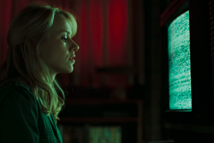 “O Chamado”, 2002 – O original deu a origem à memorável versão norte-americana, estrelada por Naomi Watts. O longa popularizou a figura da menina Samara e a lenda da fita de vídeo amaldiçoada que mata o espectador em sete dias.